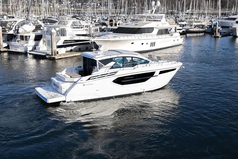 Slide: The Image of Cruisers Yachts 42 Cantius 2020 - 9