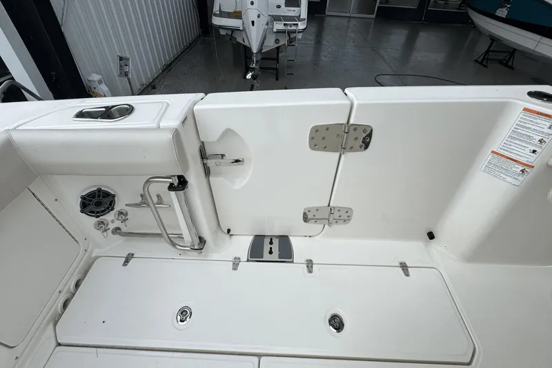 Slide: The Image of Boston Whaler 330 Outrage 2025 - 10