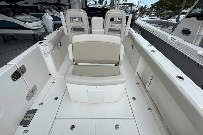 Slide: The Image of Boston Whaler 330 Outrage 2025 - 11