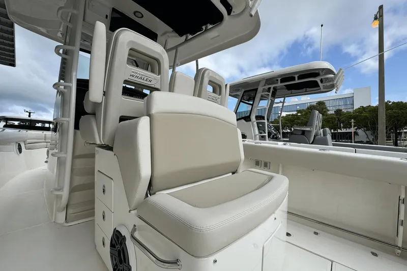 Slide: The Image of Boston Whaler 330 Outrage 2025 - 12