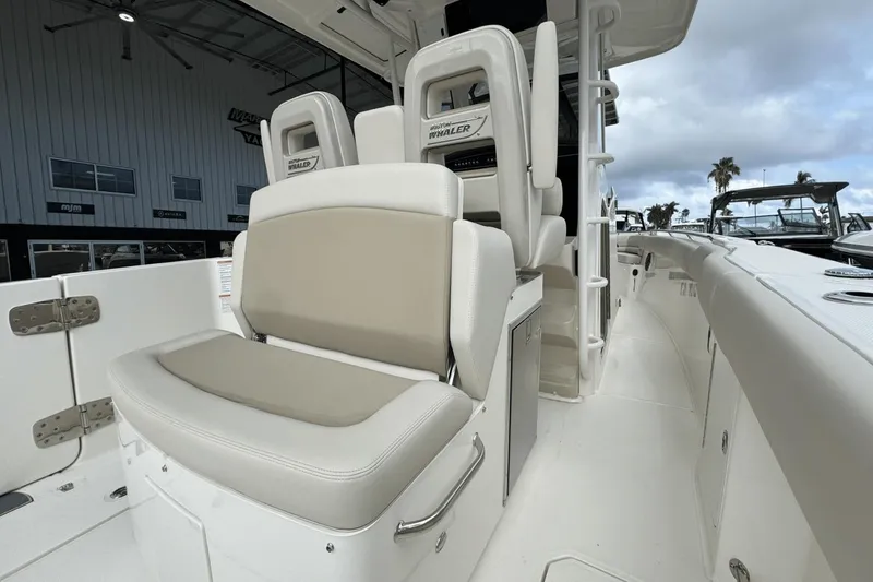 Slide: The Image of Boston Whaler 330 Outrage 2025 - 13