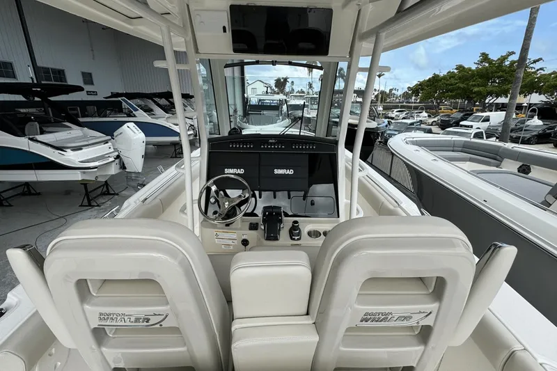 Slide: The Image of Boston Whaler 330 Outrage 2025 - 14