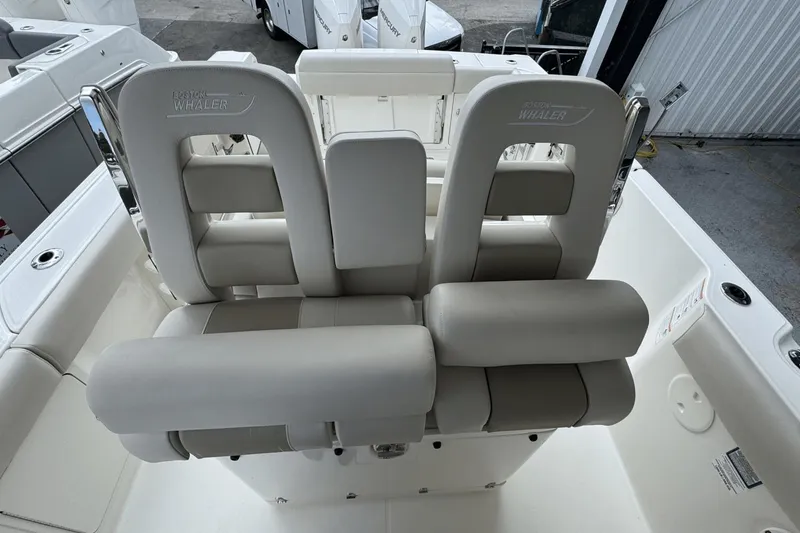 Slide: The Image of Boston Whaler 330 Outrage 2025 - 15