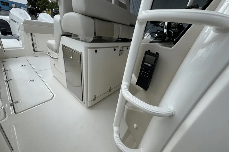 Slide: The Image of Boston Whaler 330 Outrage 2025 - 17