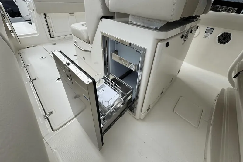 Slide: The Image of Boston Whaler 330 Outrage 2025 - 18