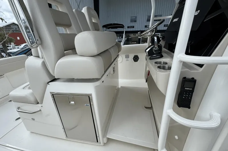 Slide: The Image of Boston Whaler 330 Outrage 2025 - 19