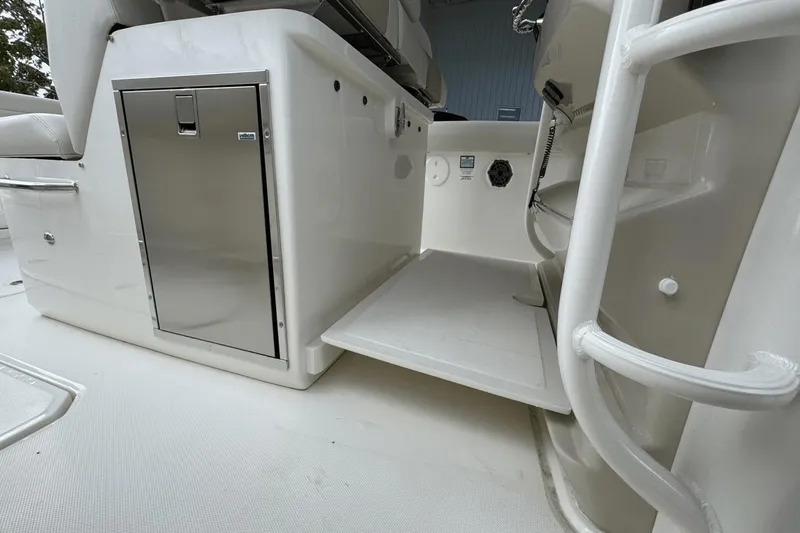 Slide: The Image of Boston Whaler 330 Outrage 2025 - 20