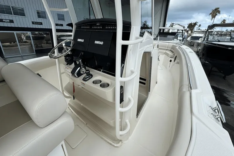 Slide: The Image of Boston Whaler 330 Outrage 2025 - 21