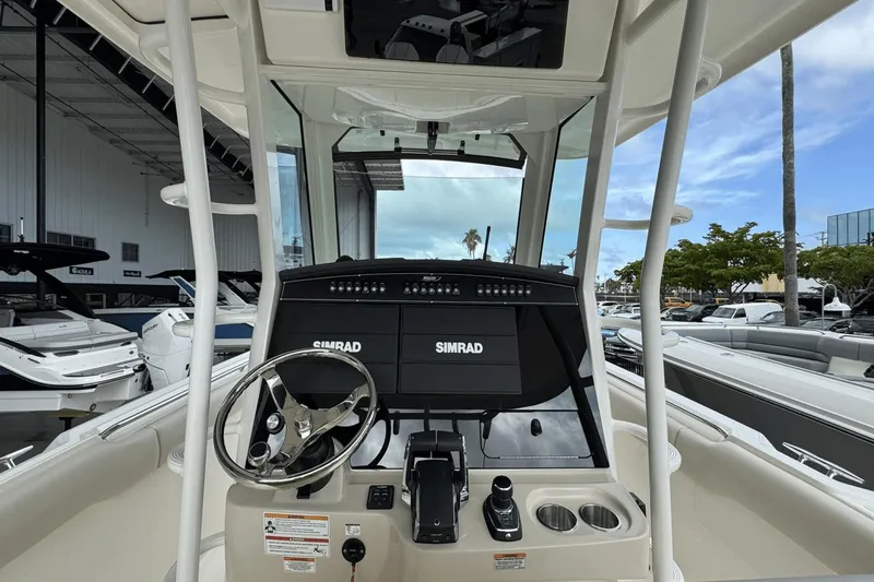 Slide: The Image of Boston Whaler 330 Outrage 2025 - 22