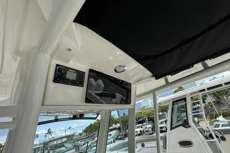 Slide: The Image of Boston Whaler 330 Outrage 2025 - 23