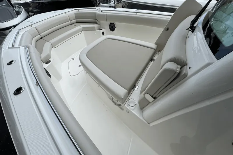 Slide: The Image of Boston Whaler 330 Outrage 2025 - 27