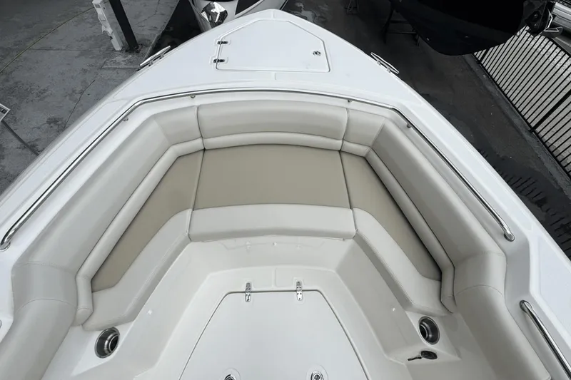 Slide: The Image of Boston Whaler 330 Outrage 2025 - 28