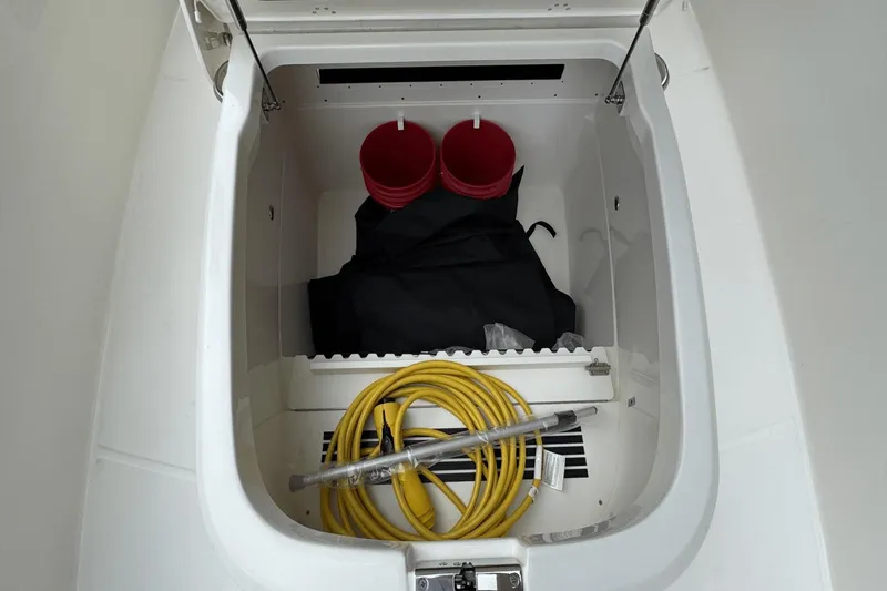 Slide: The Image of Boston Whaler 330 Outrage 2025 - 31