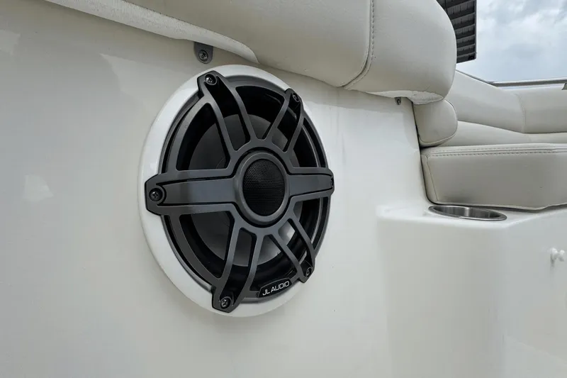 Slide: The Image of Boston Whaler 330 Outrage 2025 - 32