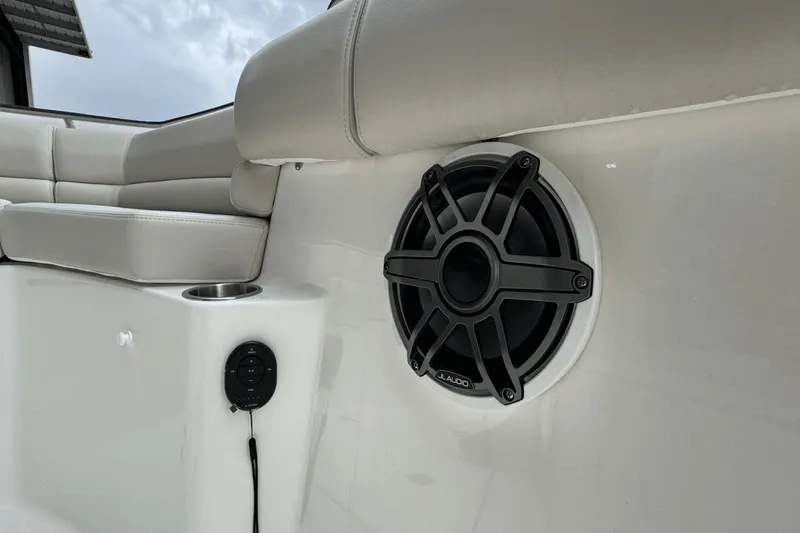 Slide: The Image of Boston Whaler 330 Outrage 2025 - 33