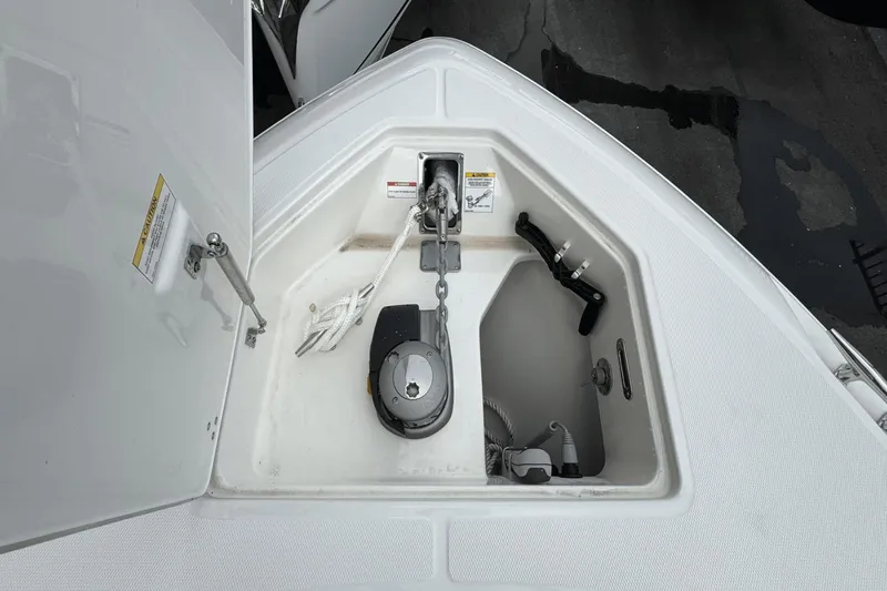 Slide: The Image of Boston Whaler 330 Outrage 2025 - 35
