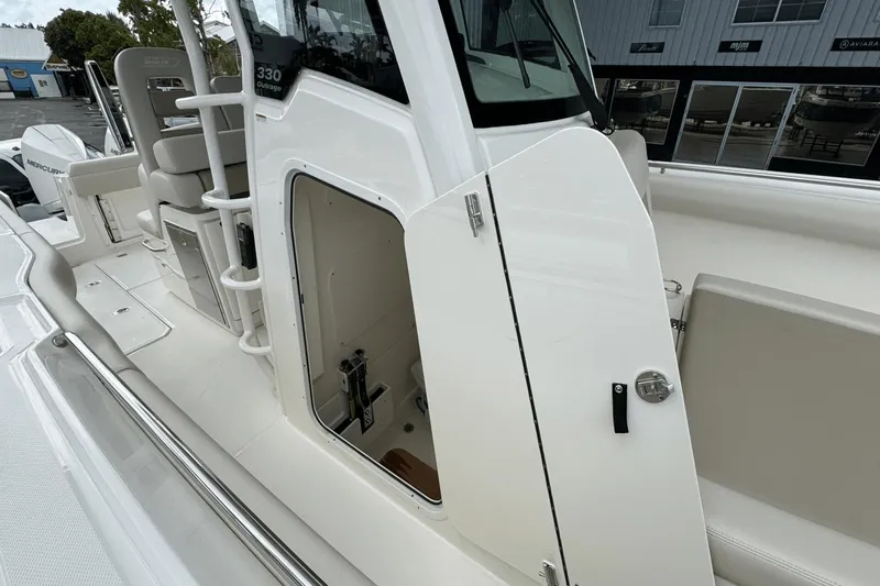 Slide: The Image of Boston Whaler 330 Outrage 2025 - 36