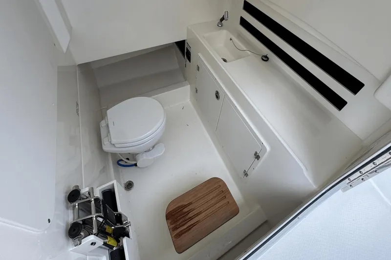 Slide: The Image of Boston Whaler 330 Outrage 2025 - 38