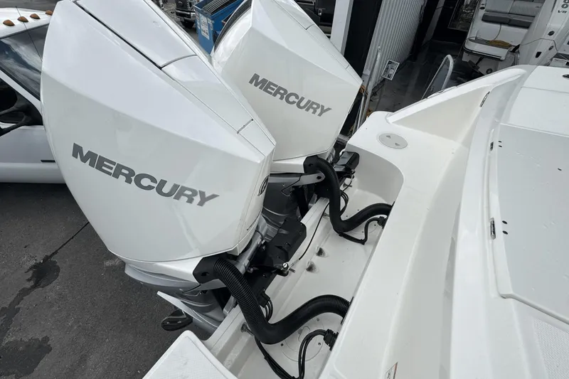 Slide: The Image of Boston Whaler 330 Outrage 2025 - 40