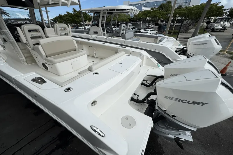 Slide: The Image of Boston Whaler 330 Outrage 2025 - 5