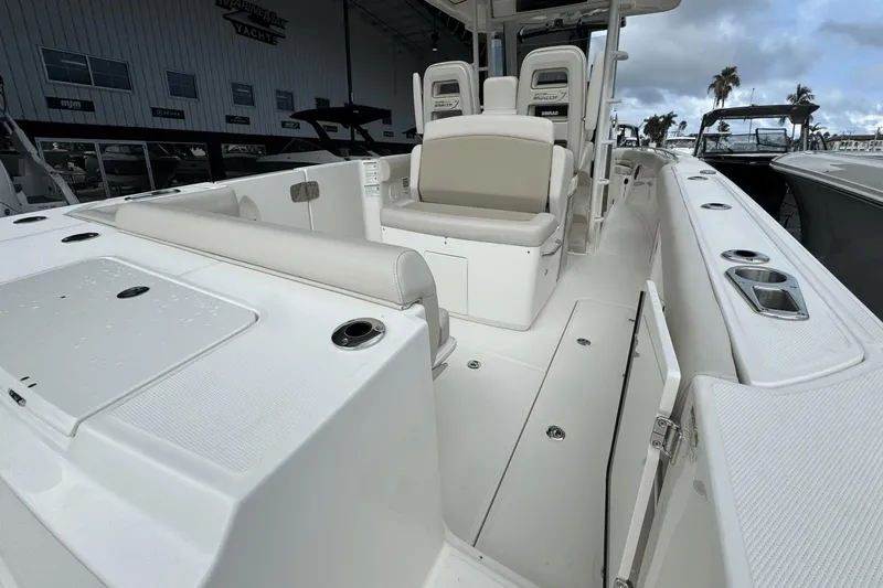 Slide: The Image of Boston Whaler 330 Outrage 2025 - 6