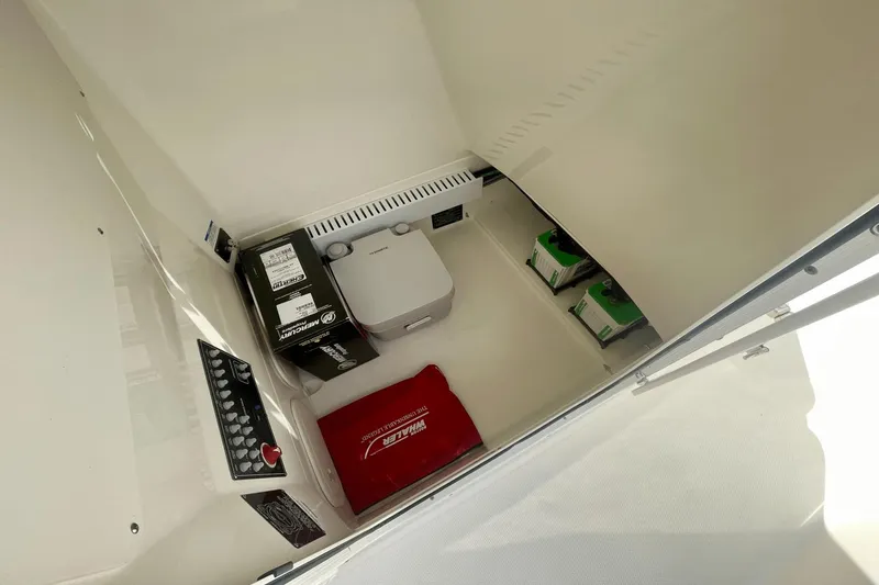 Slide: The Image of Boston Whaler 230 Outrage 2025 - 13