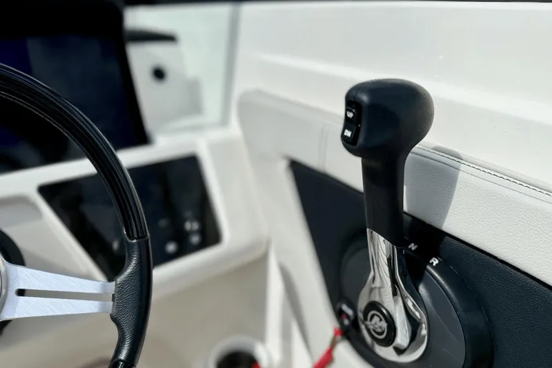 Slide: The Image of Sea Ray 210 SPX 2022 - 12