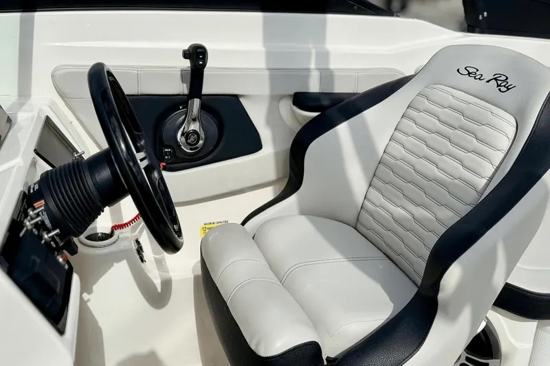 Slide: The Image of Sea Ray 210 SPX 2022 - 14