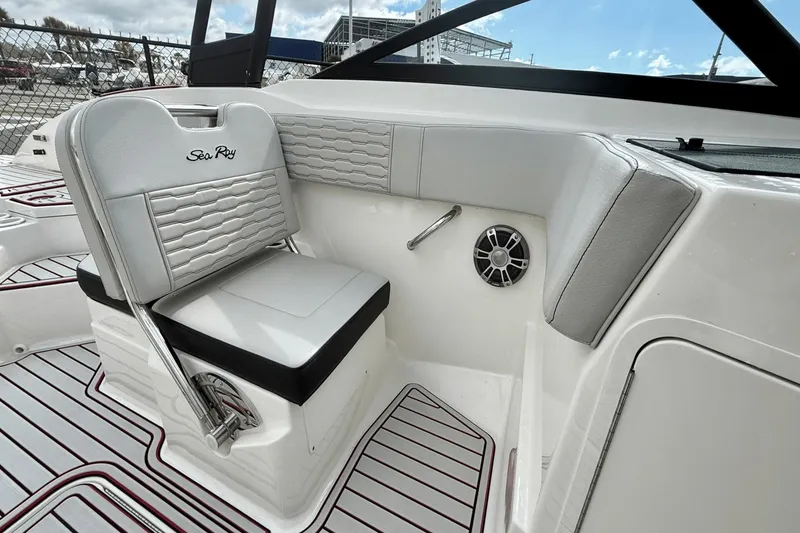 Slide: The Image of Sea Ray 210 SPX 2022 - 16