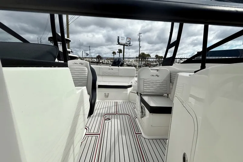 Slide: The Image of Sea Ray 210 SPX 2022 - 18