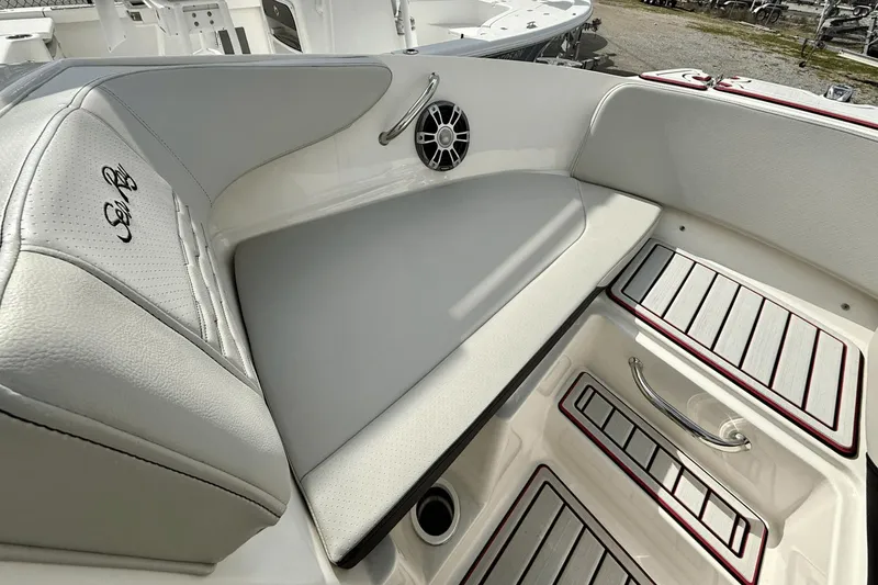 Slide: The Image of Sea Ray 210 SPX 2022 - 21