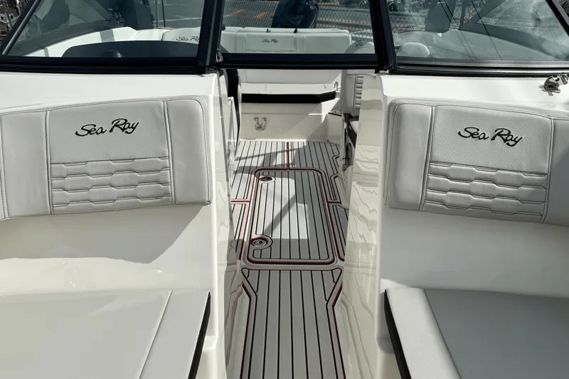 Slide: The Image of Sea Ray 210 SPX 2022 - 24