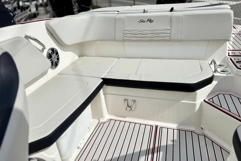 Slide: The Image of Sea Ray 210 SPX 2022 - 25