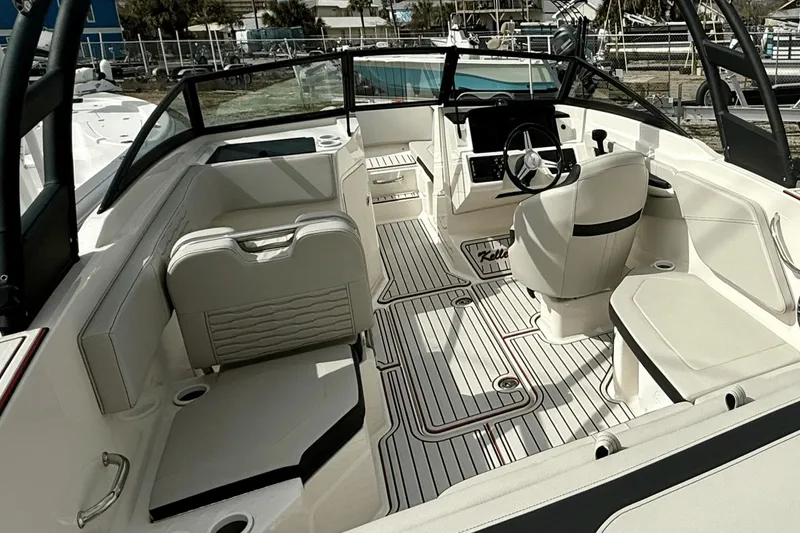 Slide: The Image of Sea Ray 210 SPX 2022 - 30