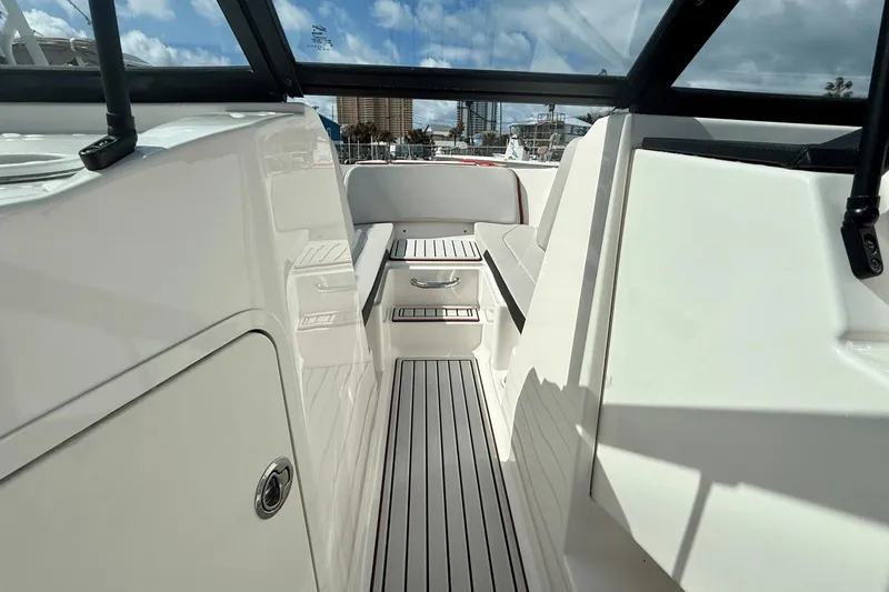 Slide: The Image of Sea Ray 210 SPX 2022 - 9