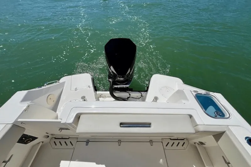 Slide: The Image of Boston Whaler 240 Vantage 2023 - 15