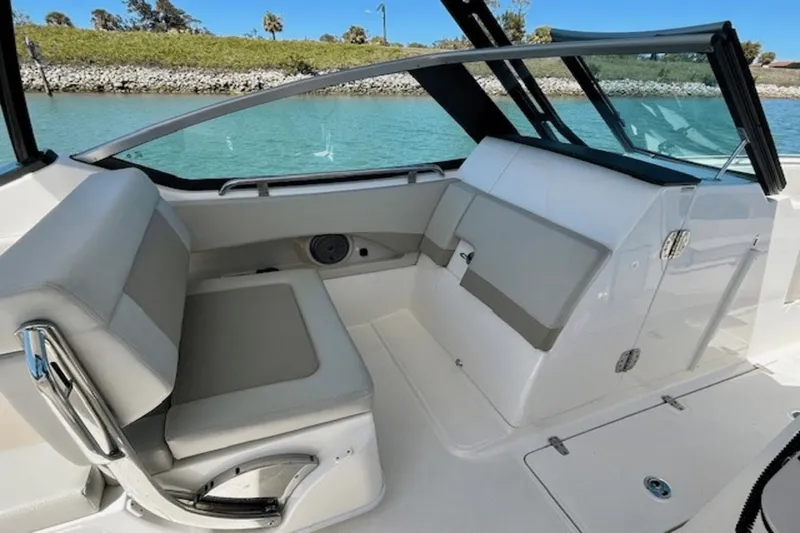 Slide: The Image of Boston Whaler 240 Vantage 2023 - 16