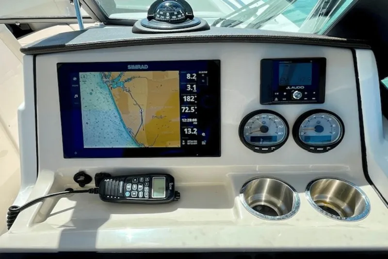 Slide: The Image of Boston Whaler 240 Vantage 2023 - 20