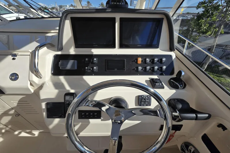 Slide: The Image of Grady-White Marlin 300 2023 - 19