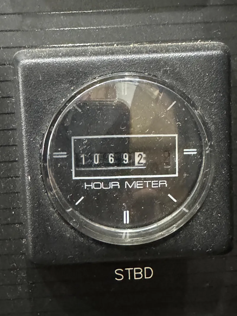 Slide: The Image of Hour meter reading 10692.2 on 1995 Bayliner 4788 boat. - 39