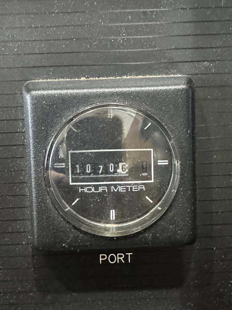 Slide: The Image of Hour meter reading 10706 on 1995 Bayliner 4788 port side. - 40
