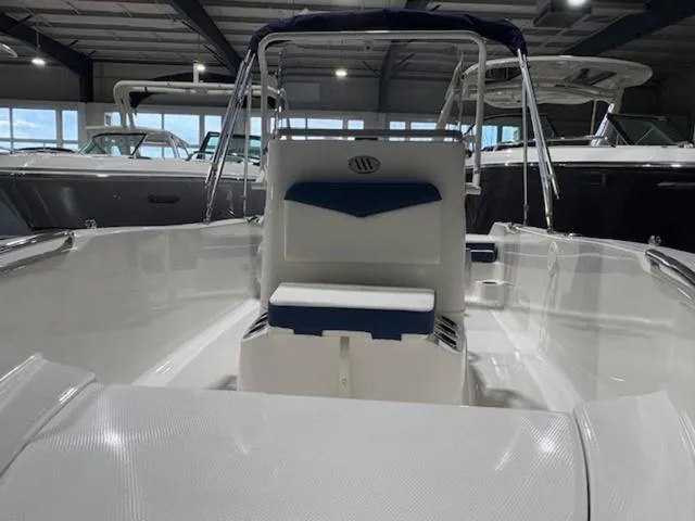 Slide: The Image of Robalo R160 Center Console 2025 - 4