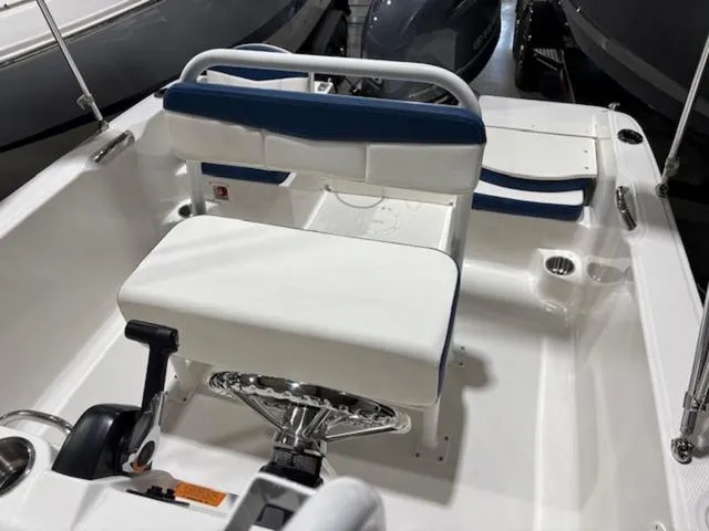 Slide: The Image of Robalo R160 Center Console 2025 - 6
