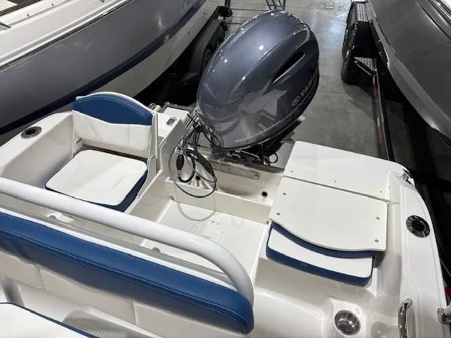 Slide: The Image of Robalo R160 Center Console 2025 - 7