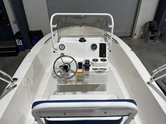 Slide: The Image of Robalo R160 Center Console 2025 - 8