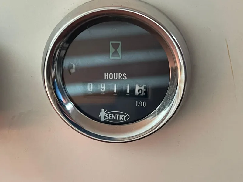 Slide: The Image of Hour meter on 1980 Hinterhoeller Niagra boat, displaying 911.6 hours. - 22