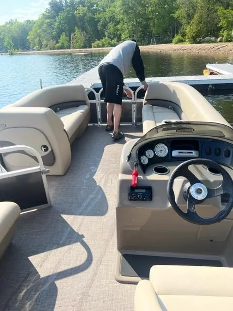 Slide: The Image of Sun Tracker Party Barge 18DLX 2023 - 6