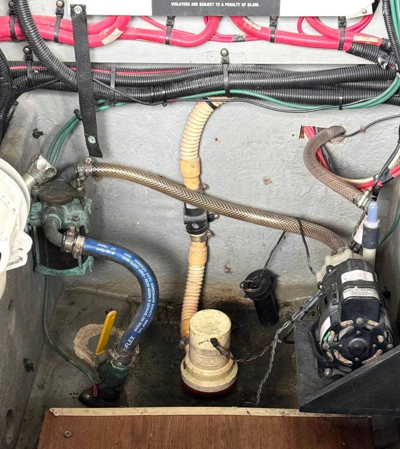 Slide: The Image of Sea Ray 370 Express Cruiser 1997 - 54