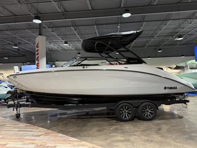 The Image of Yamaha 252SE 2025 - 1