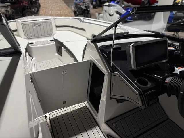 Slide: The Image of Yamaha 252SE 2025 - 13